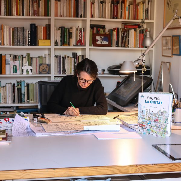 Entramos en el estudio de Cristina Losantos, autora del libro '¡Veo, veo! La ciudad'